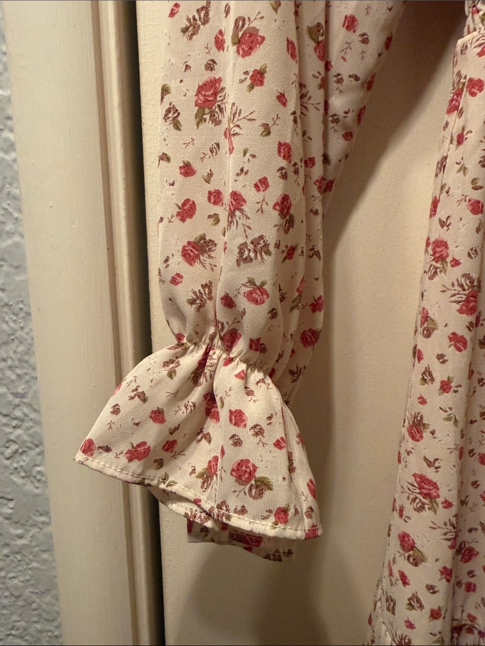 Feminine Carly Jean Los Angeles Dress - Picture 3 of 8